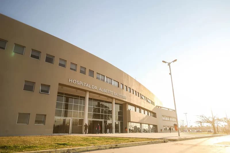 Frente del Hospital Zonal General de Agudos "Dr. Alberto Balestrini"