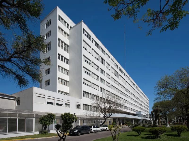 Frente del Complejo Médico Policial "Churruca-Visca"