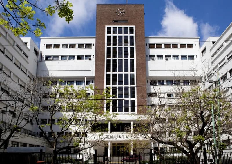 Frente del Hospital General de Agudos "Dr. Juan A. Fernández"